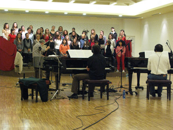 Formazione corale con due pianoforti, registrata in sala di registrazione