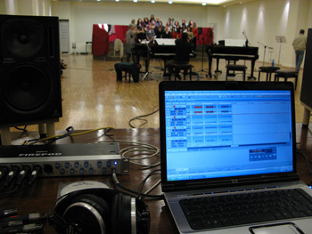 Formazione corale con due pianoforti, registrata in sala di registrazione